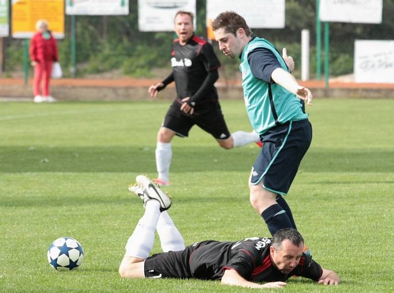 Z utkání Břežany II - Býchory (2:0).