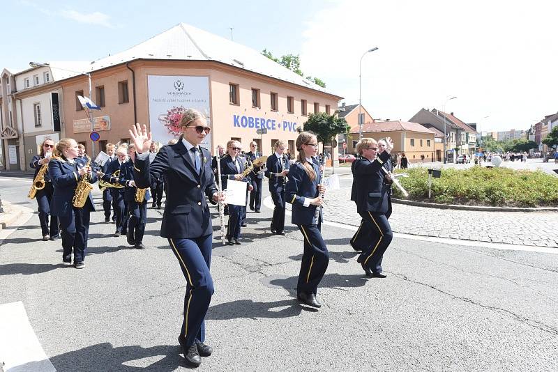 Rozpálenými kolínskými ulicemi pochodovaly mažoretky a dechové orchestry.