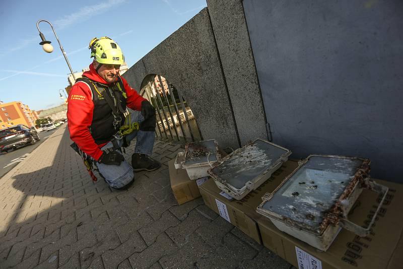 Z instalace nového osvětlení pilířů Masarykova mostu v Kolíně.