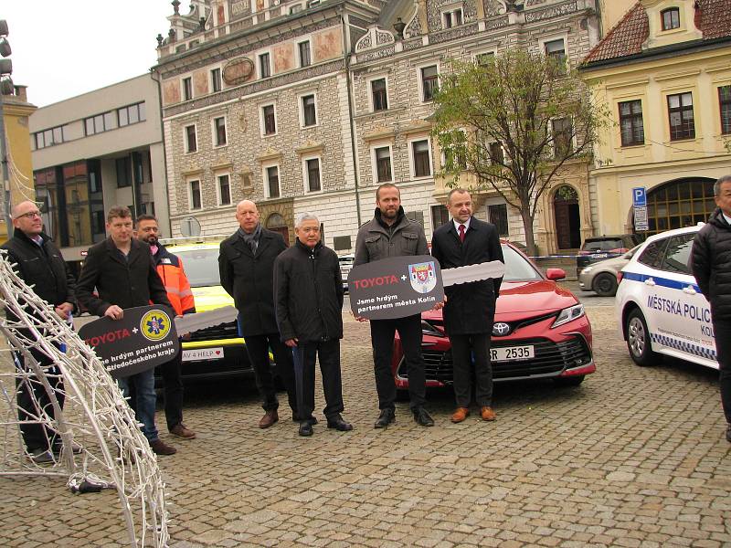 Ze slavnostního předání vozidel pro město, městskou policii a zdravotníky na Karlově náměstí v Kolíně.