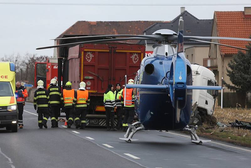 Vážná dopravní nehoda u obce Ohrada: čelní střet osobního a nákladního auta na silnici I/38.