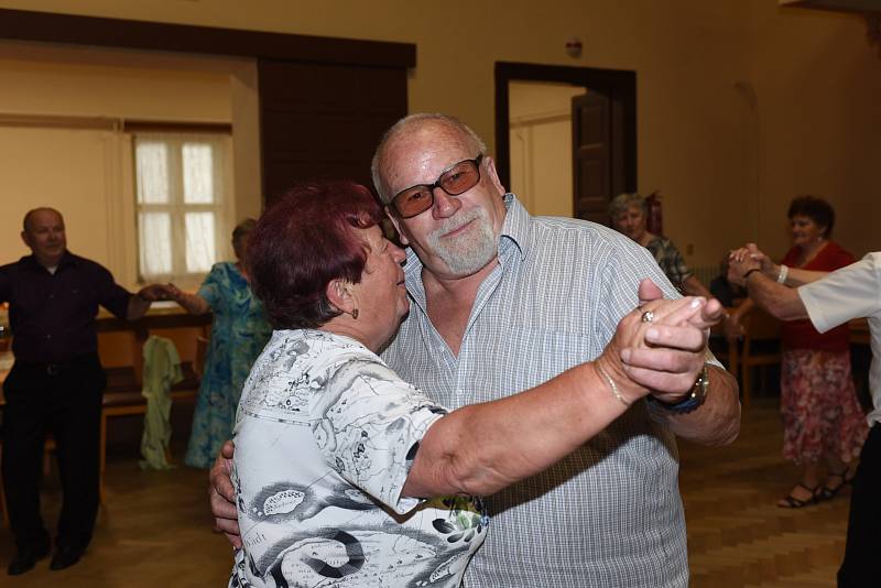 Na Den matek připadlo tentokrát tradiční nedělní taneční setkání členů a příznivců Klubu přátel Františka Kmocha v sále Na Zámecké, ale neslo se jím nejen přání k tomuto svátku.