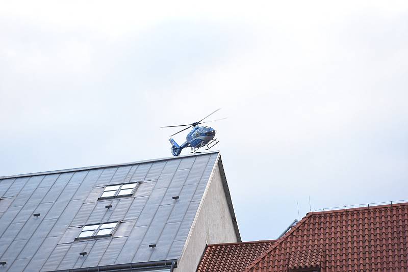 Pro vážně zraněnou ženu letěl vrtulník až na kolínské náměstí.