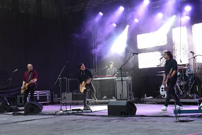 V Kolíně na sledování fotbalového utkání Česko - Dánsko navázal koncert kapely Chinaski.