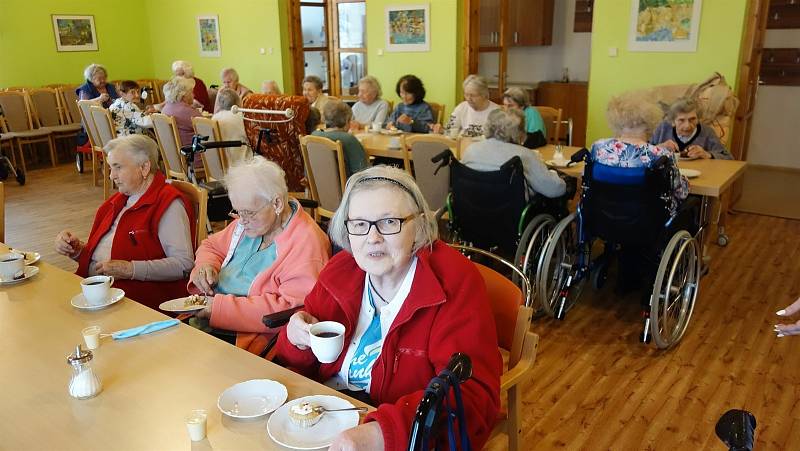 Sladké posezení seniorů v Domově Anna v Českém Brodě.