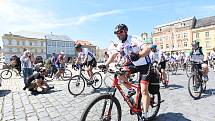 Dvacátého devátého května z Aše vyrazila na trať skupina cyklistů v již desátém ročníku projektu nazvaného Na kole dětem.