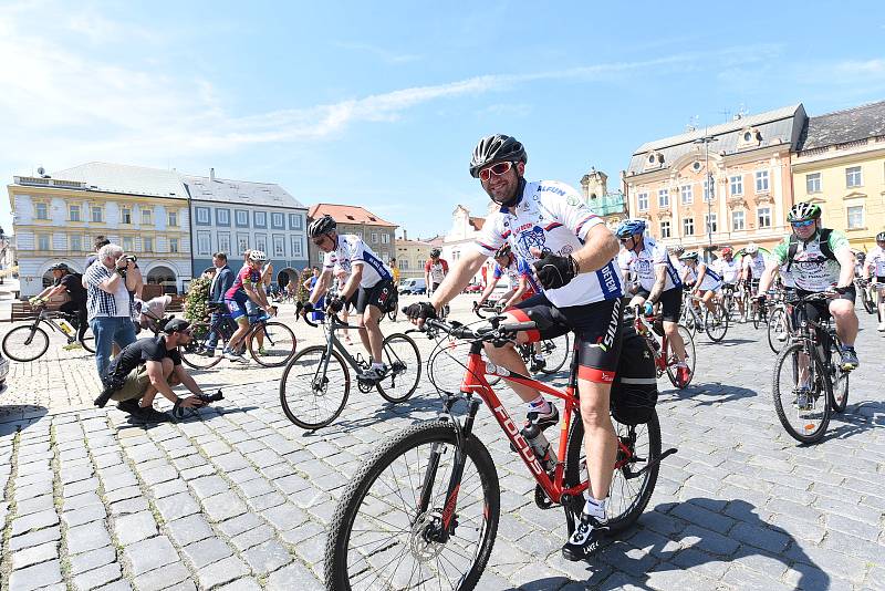 Dvacátého devátého května z Aše vyrazila na trať skupina cyklistů v již desátém ročníku projektu nazvaného Na kole dětem.