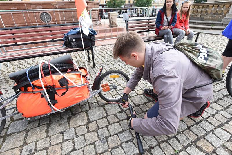 Cestu odvážného cyklisty požehnal farář a bývalý pedagog Jan Halama. 