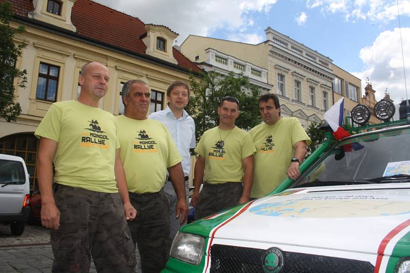 Kolínské posádky, jež vyrazily na Mongol Rallye, symbolicky odstartovaly z kolínského náměstí