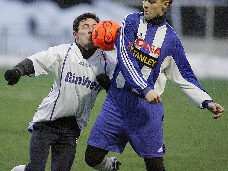 Z přípravného utkání Pečky - Mukařov (2:4).