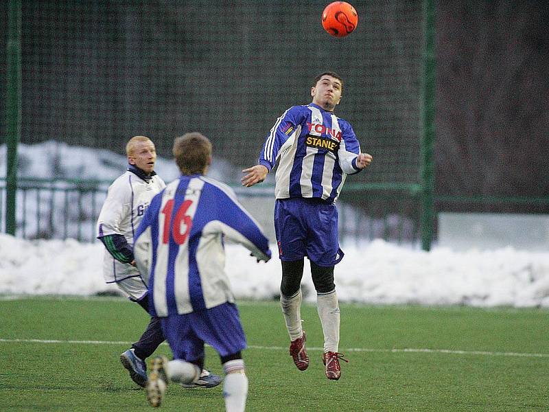 Z přípravného utkání Pečky - Mukařov (2:4).