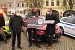 Ze slavnostního předání vozidel pro město, městskou policii a zdravotníky na Karlově náměstí v Kolíně.