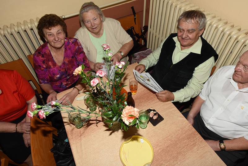 Tentokrát květiny hrály hlavní roli při tradičním tanečním setkání členů a příznivců Klubu přátel Františka Kmocha.