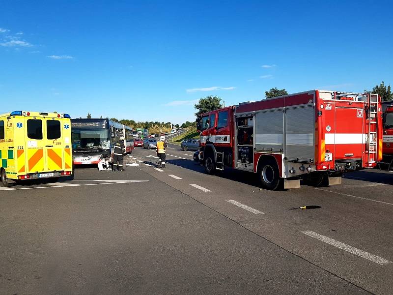 Na obchvatu Kolína došlo k nehodě autobusu a osobního auta.