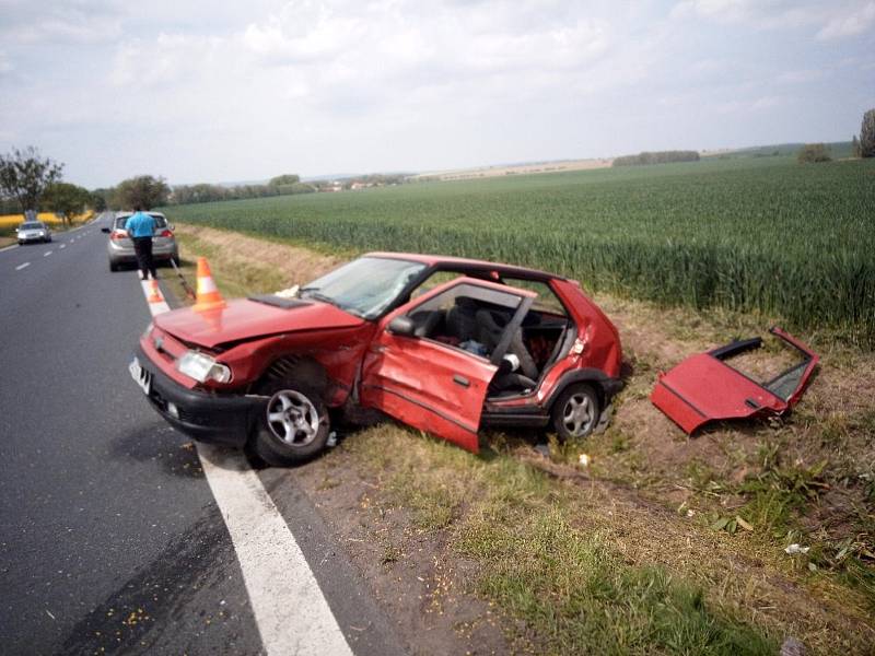 Dopravní nehoda na křižovatce silnic II/125 a I/2