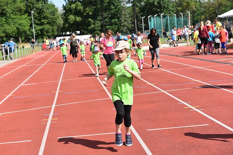 Z Her pro radost na atletickém stadionu v Kolíně.