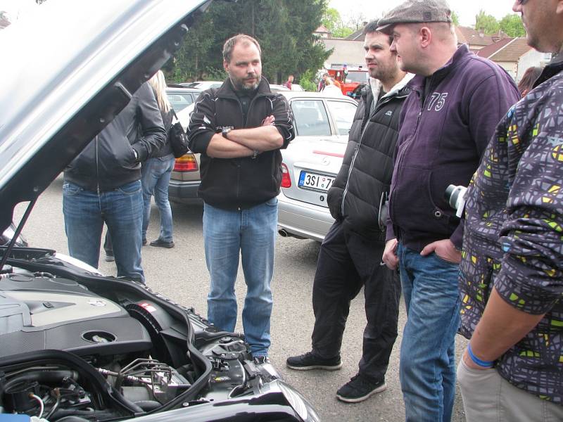 Setkání příznivců značky Mercedes Benz v areálu Vodního světa Kolín