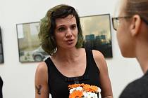 Nina Bumbálková vystavuje v divadelní galerii městské portréty z Londýna