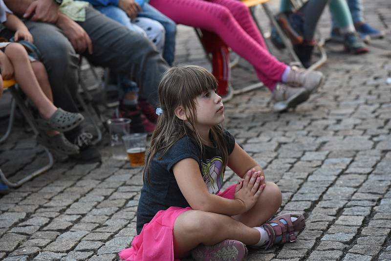 První den festivalu Gasparáda nabídl program sahající od klasické pantomimy až po ohnivou show