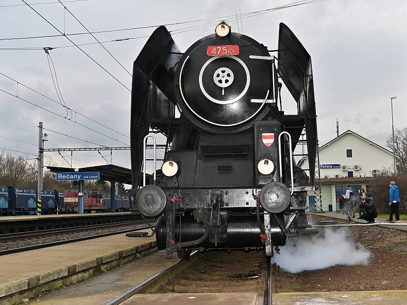 Ze zastávky parní lokomotivy 475.101 'Šlechtičny' na nádraží v Řečanech nad Labem.