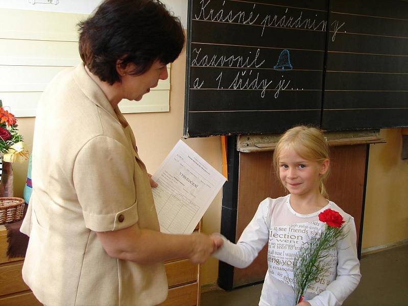 Z prvního vysvědčení měli velkou radost i prvňáci na 7. základní škole.