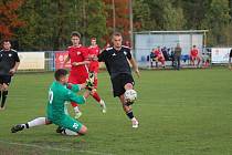 Z fotbalového utkání okresního přeboru Velký Osek - Polepy (1:1, na penalty 6:5)