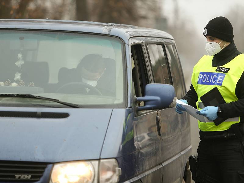 Kontrolní stanoviště policie v obci Vrbová Lhota na pomezí okresů Nymburk a Kolín.