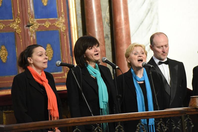 Tentokrát se v kolínské synagoze sešli členové a přátelé kolínského Kruhu přátel hudby na koncertu špičkového vokálně – instrumentálního souboru Linha Singers.