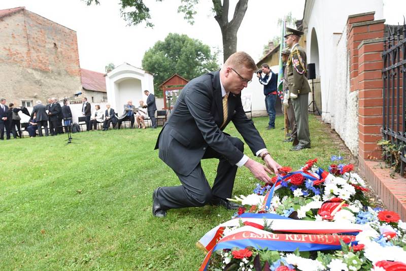 Pietní akt v Lošanech pozdravil telefonem z Ameriky Josef Mašín