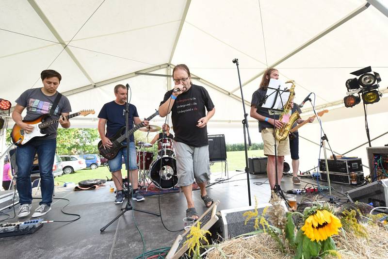 Dožínky přinesly zábavnou soutěž i festival rockových kapel