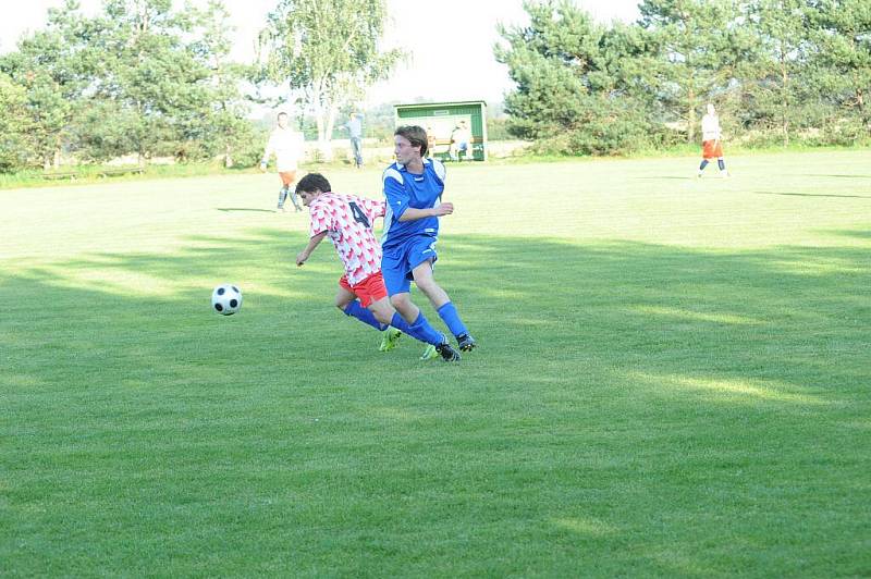 Z utkání 3. třídy skupiny A Veletov - Nová Ves I (4:2).