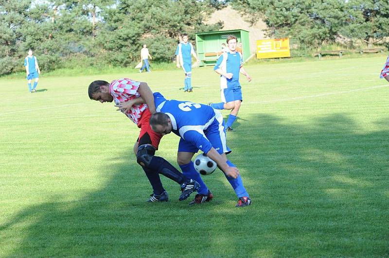 Z utkání 3. třídy skupiny A Veletov - Nová Ves I (4:2).