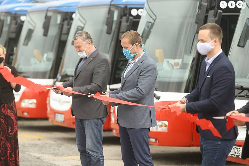 Ze slavnostního uvedení do provozu dvaceti ekologických autobusů na stlačený zemní plyn (CNG), které pořídila Okresní autobusová doprava Kolín.