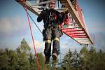 Z výcviku kolínských hasičů - lezců na věžovém jeřábu v Mukařově.