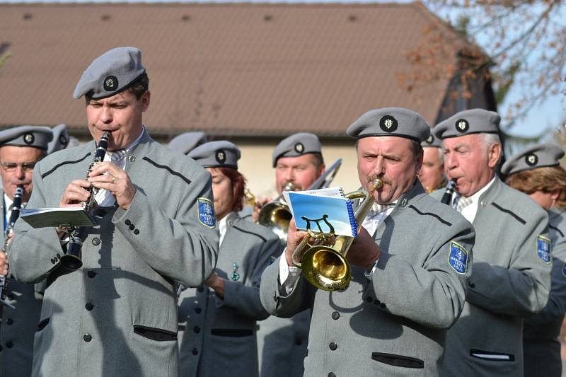 Vznik československého státu si ve Velimi připomněli odhalením desky