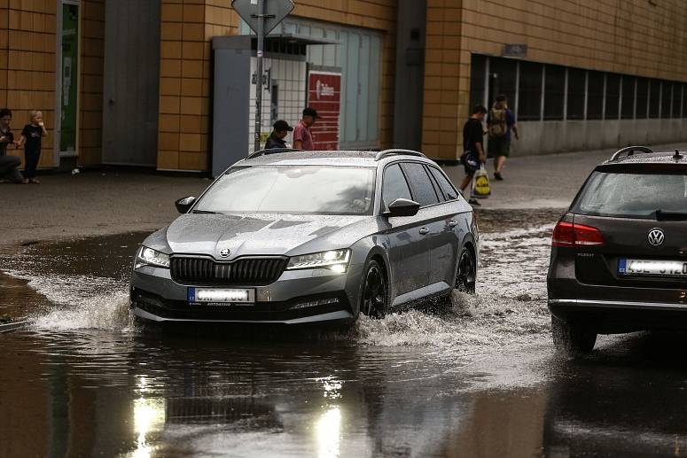 Velká kaluž u obchodního centra Futurum v Kolíně v pondělí 15. srpna 2022.