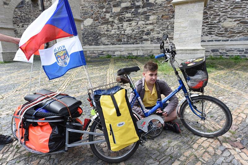 Cestu odvážného cyklisty požehnal farář a bývalý pedagog Jan Halama. 