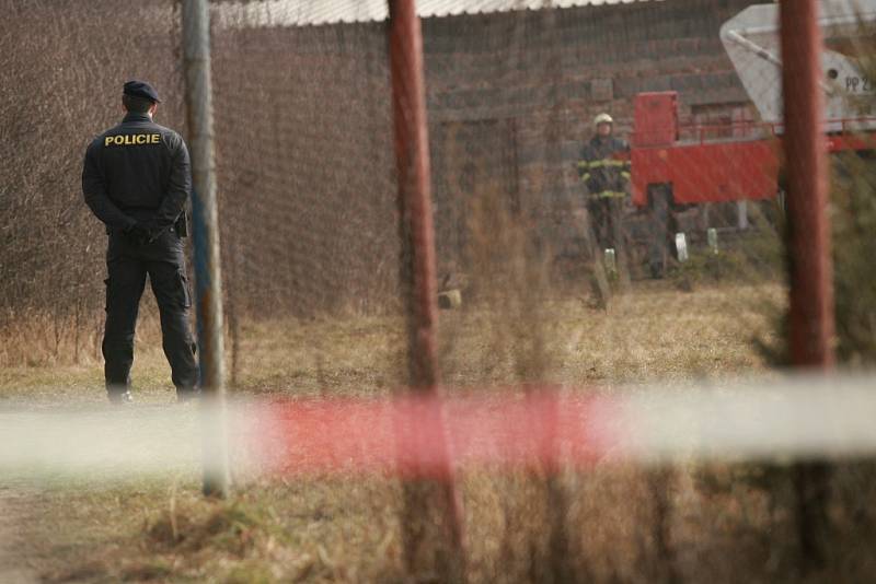 Policisté vyšetřují střelbu v Cerhenicích