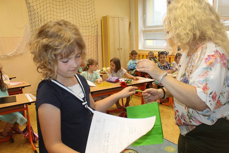 Z předávání vysvědčení prvňáčkům na Základní škole Mnichovická v Kolíně.