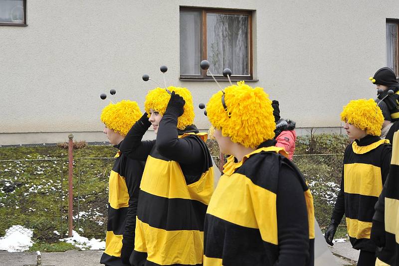 Tradiční průvod masek okořeněný zábavným programem prošel i touto obcí.