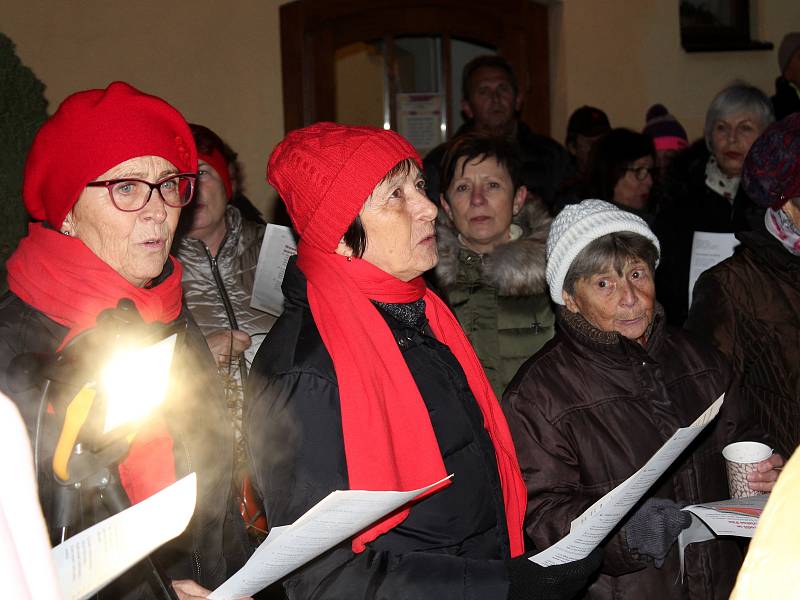 Z Česko zpívá koledy 2019 ve Středočeské vědecké knihovně v Kladně.