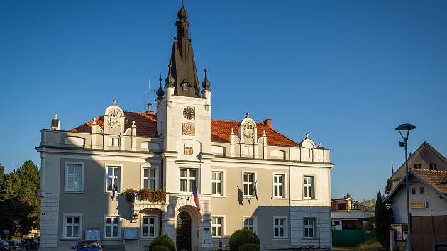 Radnice na Masarykově náměstí v Pečkách.