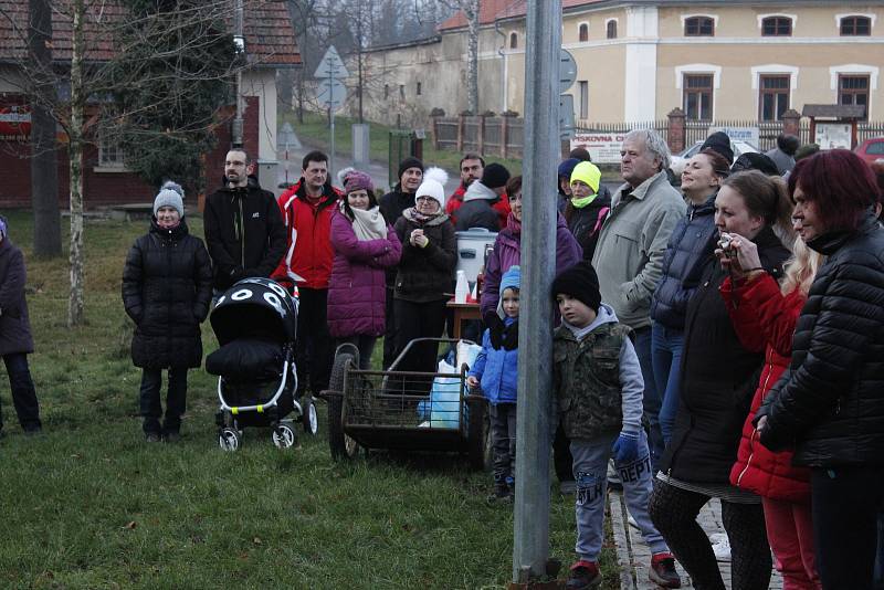 Advent zahájily děti zpěvem u stromu.