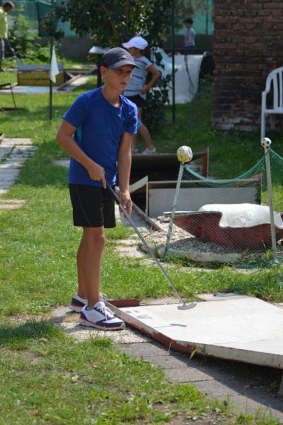 Minigolfového turnaje se mohli účastnit děti i dospělí.