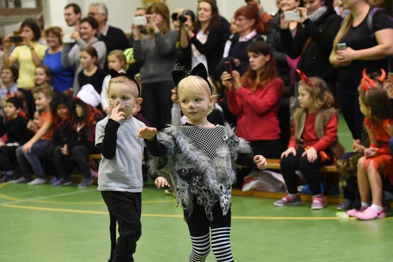 Děti z mateřské školy Pohádka předvedly taneční choreografie