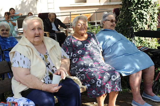 Seniory potěšily grilovačka dobrot, živá muzika i blízkost jejich nejbližších