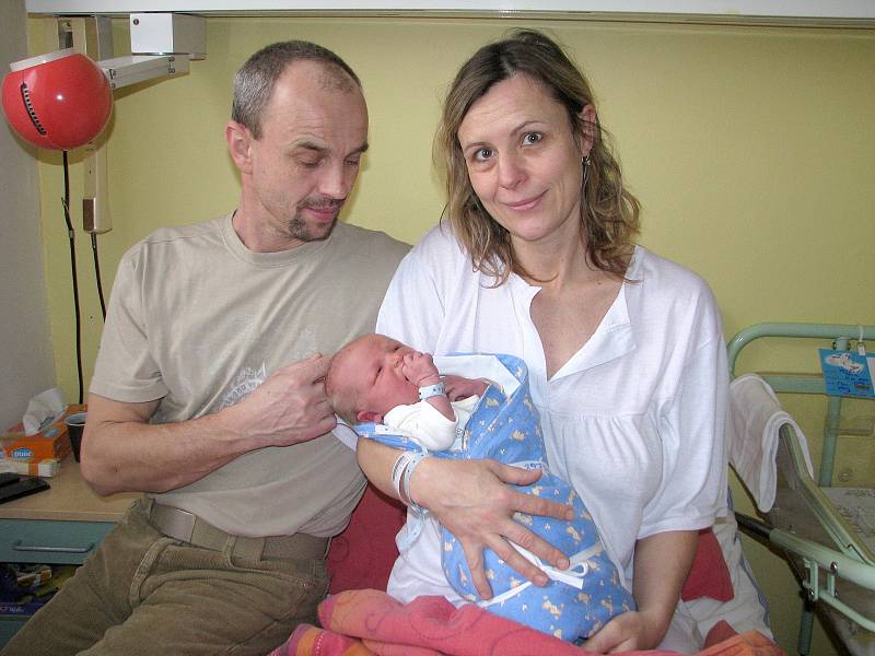 Petr Veselý se mamince Daně narodil 31. prosince 2013 s mírami 51 centimetrů a 3975 gramů. Za bráškou Davidem (šest a půl roku) a sestřičkou Beatou (čtyři a půl roku) pojede domů do Lžovic.