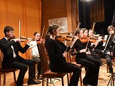 Z koncertu smyčcového orchestru Základní umělecké školy Františka Kmocha Archi v Komorním sále Městského společenského domu v Kolíně.