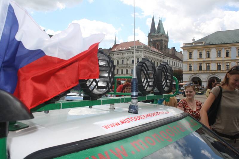 Kolínské posádky, jež vyrazily na Mongol Rallye, symbolicky odstartovaly z kolínského náměstí