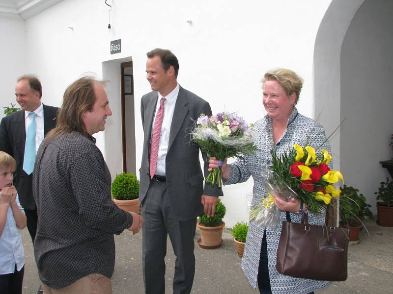 Z návštěvy prince Constantina a princezny Marie-Pii Kothbauer na zámku v Radimi